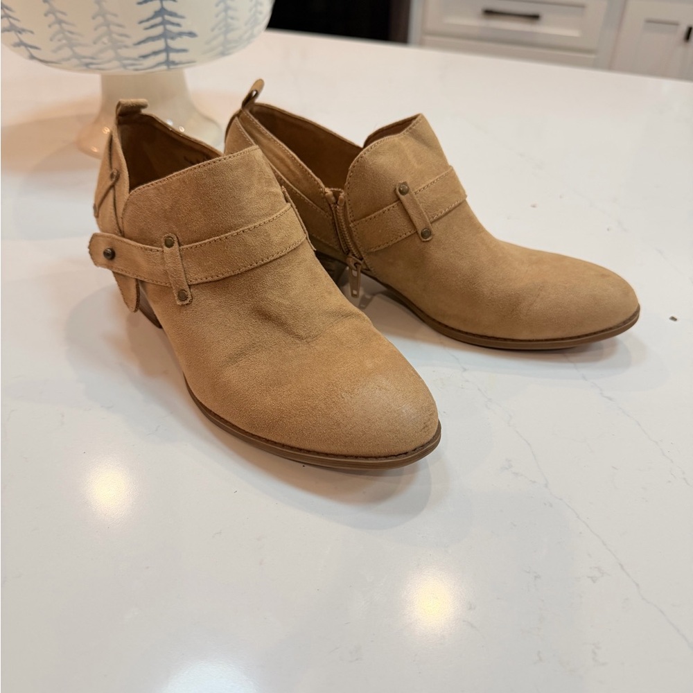 Brand new Makalu boots, tan size 7.5